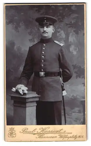 Fotografie Paul Hassert, Hannover, Welfenplatz 16, Portrait Soldat in Uniform Rgt. 74 mit Bajonett und Portepee