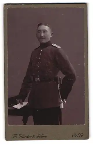 Fotografie Th. Harder & Söhne, Celle, Portrait Soldat in Uniform Rgt. 77 mit Bajonett und Portepee
