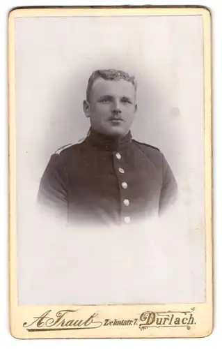 Fotografie A. Traub, Durlach, Zehntstr. 7, Portrait junger Garde Soldat in Uniform