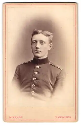 Fotografie W. Ernst, Hannover, Anger-Str. 13a, Portrait junger Einjährig-Freiwilliger in Uniform