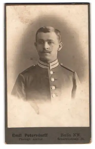 Fotografie Emil Petersdorff, Berlin, Scharnhorststr. 28, Portrait Soldat in Garde Uniform mit Kaiser Wilhelm Bart