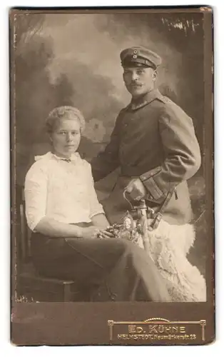 Fotografie Ed. Kühne, Helmstedt, Neumärkerstr. 23, Portrait Uffz. in Feldgrau Uniform Rgt. 2 mit Säbel nebst seiner Frau