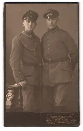 Fotografie Karl Eikmann, Peine, Gröpern 4, Portrait zwei Uffz. in Uniform Rgt. 29 mit Schützenschnur und Ordenband