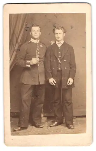 Fotografie unbekannter Fotograf und Ort, Portrait Soldat in Garde Uniform mit Ordenband nebst seinem Bruder