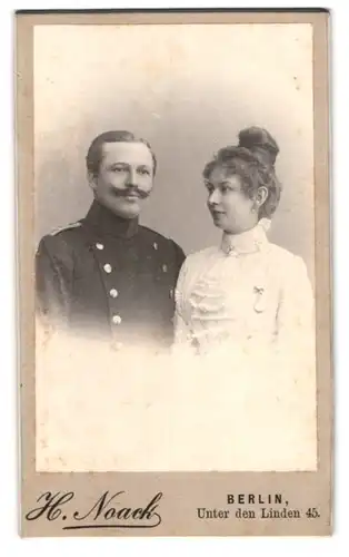 Fotografie H. Noack, Berlin, Unter den Linden 45, Portrait Soldat in Uniform mit Kaiser Wilhelm Bart nebst seiner Frau