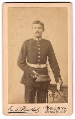Fotografie Emil Rosenthal, Berlin, Markgrafenstr. 96, Portrait Soldat in Garde Uniform mit Bajonett und Moustache