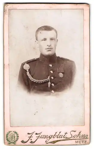 Fotografie J. Jungblut Sohn, Metz, Gartenstr. 10, Portrait Soldat in Uniform mit Zentenarmedaille und Schützenschnur