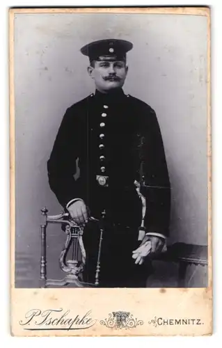 Fotografie P. Tschapke, Chemnitz, Zschopauer Str. 79, Portrait sächsischer Soldat in Uniform mit Kaiser Wilhelm Bart