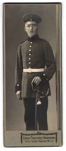 Fotografie Ernst Tremper, Hannover, Alte Celler Heerstr. 60, Portrait Soldat in Uniform mit Säbel und Portepee
