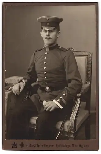 Fotografie Alfred Hirrlinger, Stuttgart, Gartenstr. 9, Portrait Uffz. in Uniform mit Bajonett