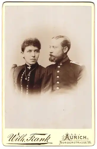 Fotografie Wilh. Frank, Aurich, Norderstr. 56, Portrait Uffz. in Uniform Rgt. 78 mit Vollbart nebst seiner Frau