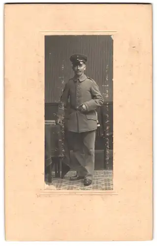 Fotografie unbekannter Fotograf und Ort, Portrait Soldat in Feldgrau Uniform mit Portepee