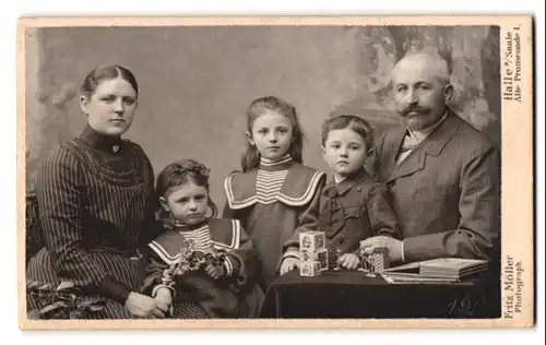 Fotografie Fritz Möller, Halle a. S., Alte Promenade 1, Portrait Eltern mit Ihren Kindern, Spiezeug Zinnsoldaten, Würfel