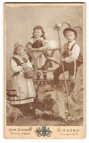 Fotografie Chr. Zimmer, Giessen, Ludwigsplatz 2, Portrait drei Kinder in Tracht zum Fasching mit Lederhosen und Dirndl