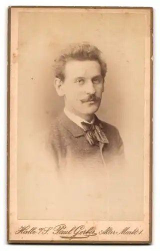Fotografie Paul Gerber, Halle a. S., Alter Markt 1, Student im Vollen Wichs mit Schläger hällt Schild mit Stadtwappen