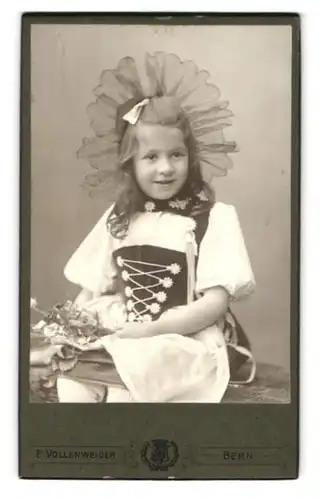 Fotografie E. Vollenweider, Bern, Postgasse 68, Portrait schweizer Mädchen im Trachtenkleid mit Kopfschmuck