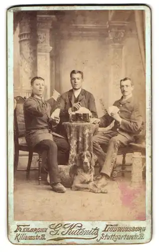 Fotografie G. Kutenits, Heilbronn, Kilianstr. 19, Portrait drei junge Herren beim Skat spielen mit Schwarzbier und Hund