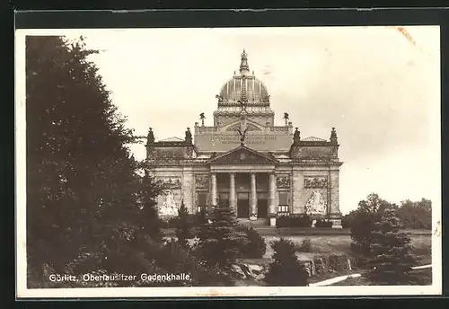 AK Görlitz, Frontalansicht der Oberlausitzer Gedenkhalle hinter Tannen