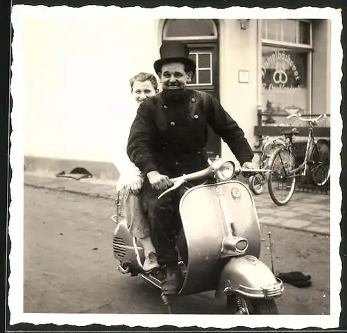 Fotografie Motorrad Vespa, Schornsteinfeger sitzt auf Motorroller