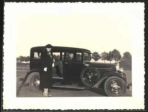 Fotografie Auto Adler, elegante Dame nebst Limousine 1936