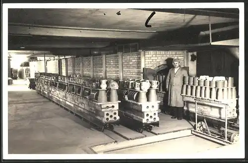 Fotografie Porzellan-Fabrikation, Arbeiter am Brennofen