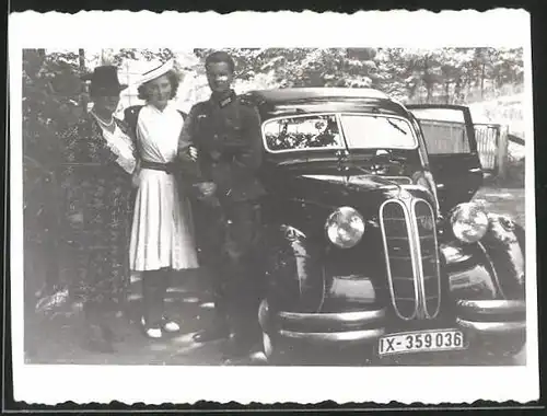 Fotografie Auto BMW, hübsche Damen & Soldat der Wehrmacht am PKW