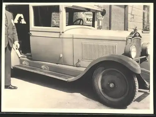 Fotografie Auto Opel, Limousine neben Ladengeschäft mit Maggi Reklame