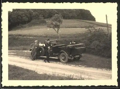 Fotografie Auto Mercedes Benz Cabrio, Soldat in Uniform mit binde am PKW