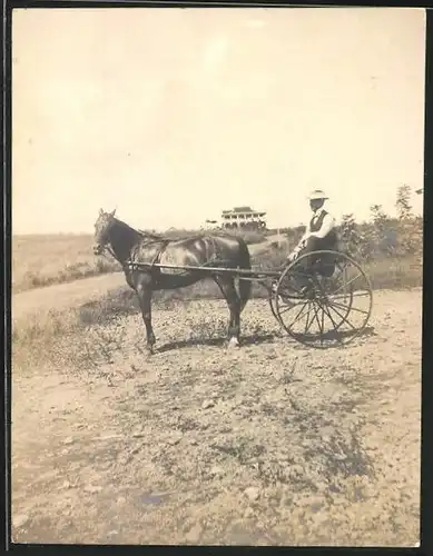 Fotografie Pferdegespann, Herr im Anzug steuert Pferdewagen mit einer Achse