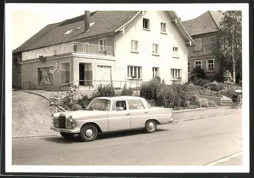 Fotografie Auto Mercedes Benz, Limousine vor Haus mit Kiosk