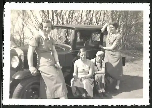 Fotografie Auto Opel, hübsche junge Mädchen posieren am PKW bei Homberg 1934