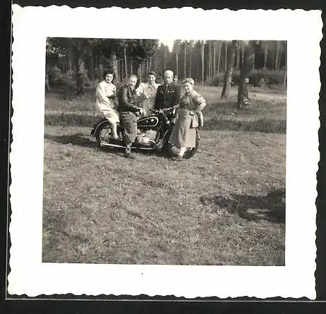 Fotografie Motorrad BMW, Bursche sitzt auf Krad mit Boxer-Motor