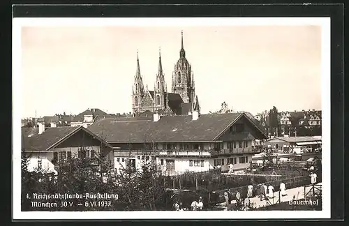 AK München, 4. Reichsnährstands-Ausstellung 1937, Teilansicht des Bauernhofes mit Kirche im Hintergrund