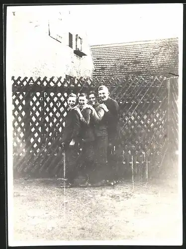 Fotografie Burschen, Brüder aufgereiht wie Orgelpfeifen
