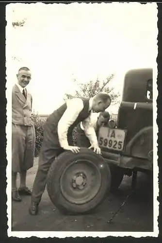 Fotografie Auto mit Reifenpanne, Herren beim Radwechsel, Kfz-Kennzeichen IA-59925