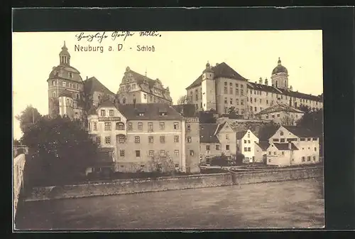 AK Neuburg a. D., Schlossanlange vor einem Fluss mit Brücke