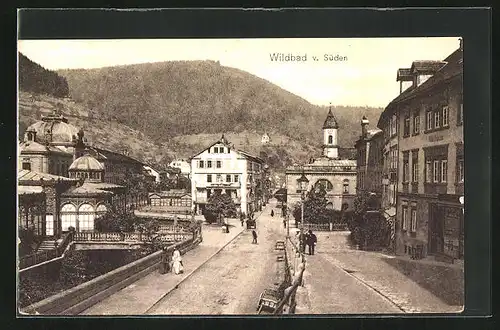 AK Wildbad, Blick entlang einer Strasse mit Gebäuden und Bewohnern