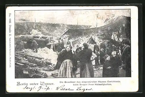 AK Berlin, Die Bewohner des eingestürzten Hauses Gerichtsstrasse beim Bergen ihrer Habseligkeiten, Hochwasser