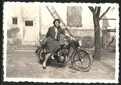 Fotografie Motorrad, hübsche junge Frau auf Krad sitzend