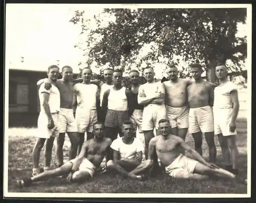Fotografie Fussballmannschaft, halb nackte Fussballer in Unterwäsche