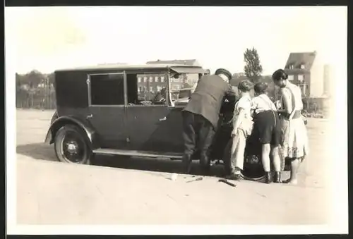 Fotografie Auto, Familie betrachtet Motorraum der Limousine