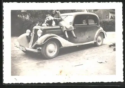 Fotografie Auto Wanderer, Dame und Knabe auf Motorhaube sitzend