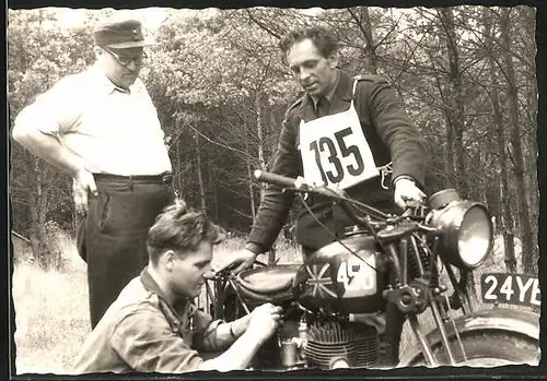 Fotografie Motorsport, Renmotorrad mit Startnummer 456 & Fahne Union-Jack auf dem Tank