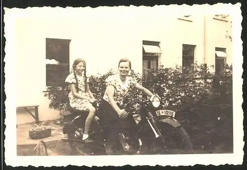 Fotografie Motorrad, junge Dame und Mädchen mit Zöpfen auf Krad sitzend, Kennzeichen IX-10116