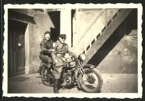 Fotografie Motorrad F.N., Paar auf Krad sitzend