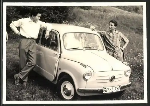 Fotografie Auto Fiat 500, Burschen lehen am PKW