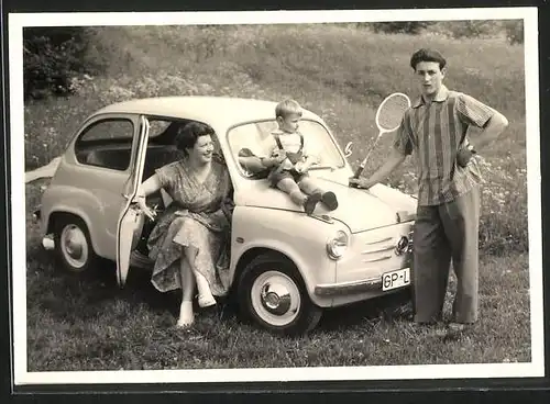 Fotografie Auto Fiat 600, Knabe auf Motorhaube sitzend