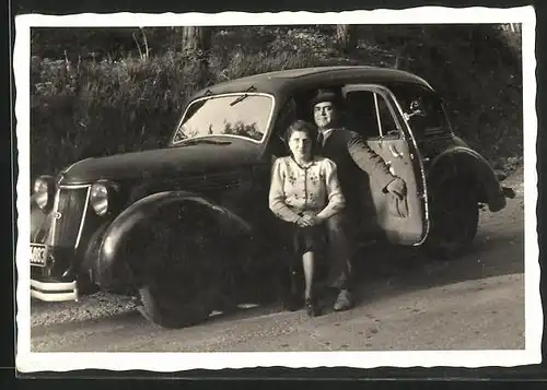 Fotografie Auto Wanderer W24, Paar im PKW mit Faltdach