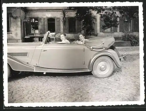 Fotografie Auto Wanderer Cabrio, Damen-Zwillinge mit PKW in Wiesbaden