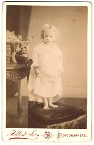Fotografie Hellis & Sons, London-W., 211 & 213, Portrait kleines Mädchen im weissen Kleid